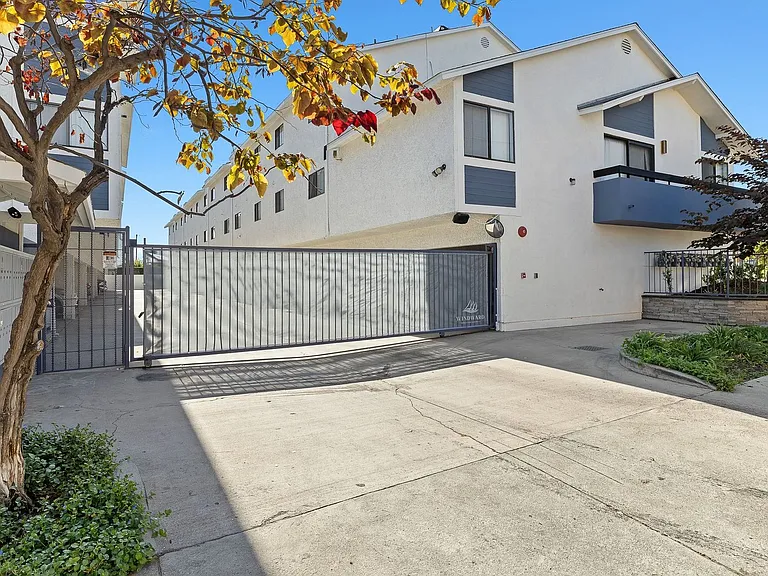 14543 Burbank Blvd — Photo 21