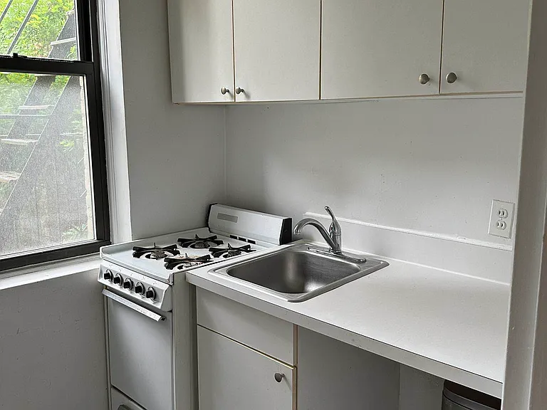 311 E 90th St #3D — Photo 6