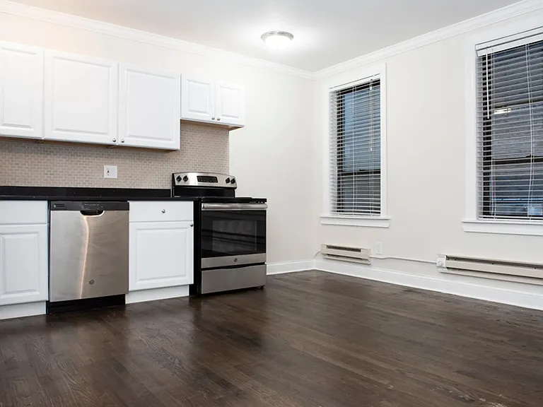 3345 N Marshfield Ave #207 — Photo 2