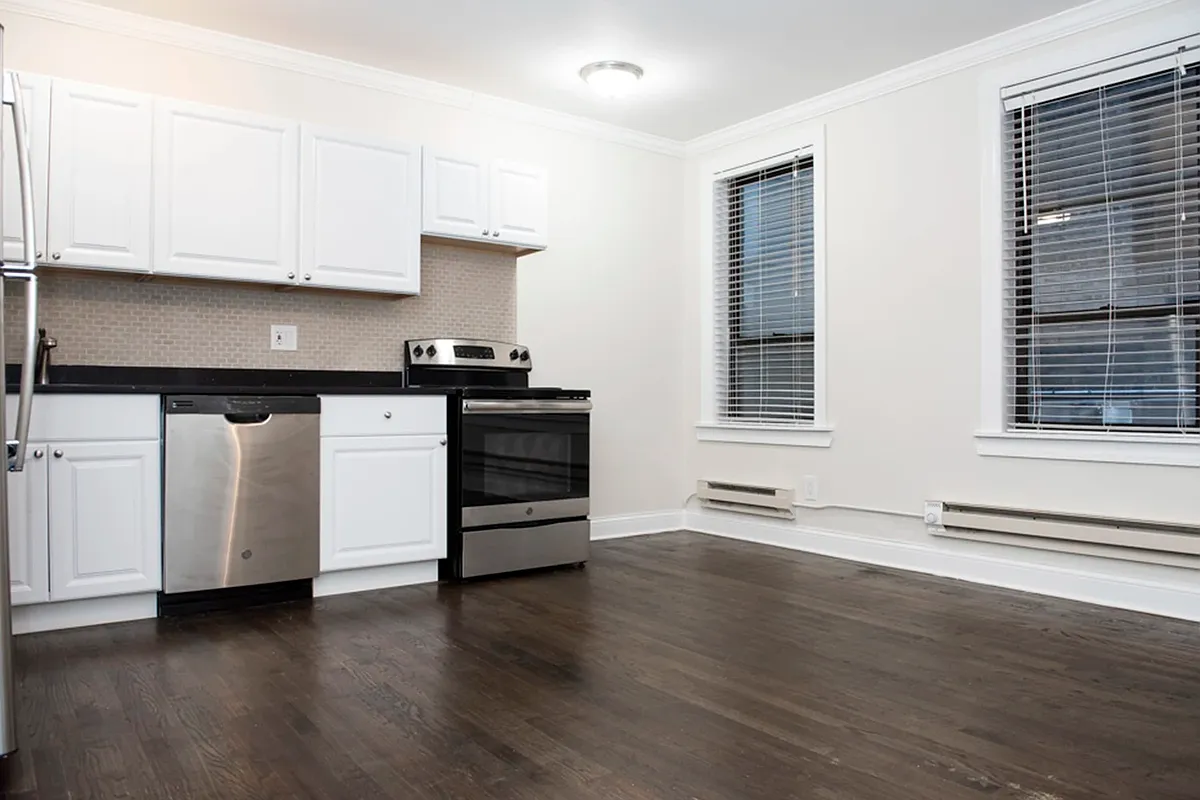 Building Photo - 3345 N Marshfield Ave #207