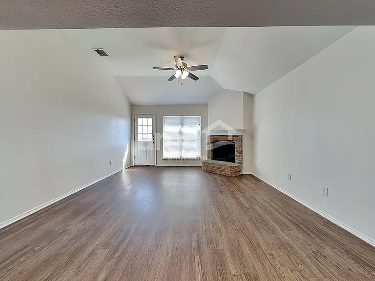 115 Windsor Dr — Photo 8