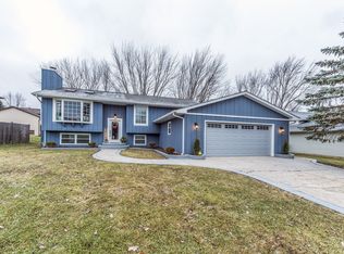 2410 Great Oak Dr, Lindenhurst, IL 60046