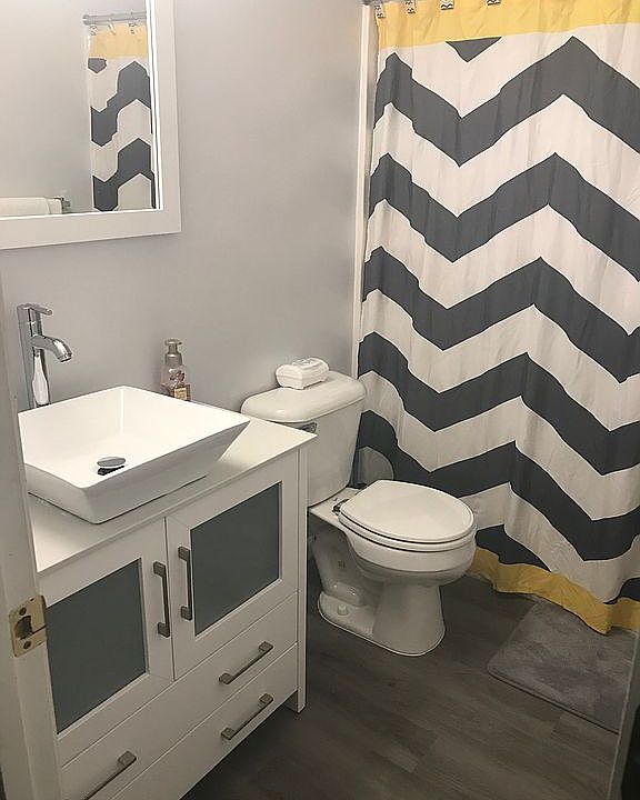 Guest bathroom 
