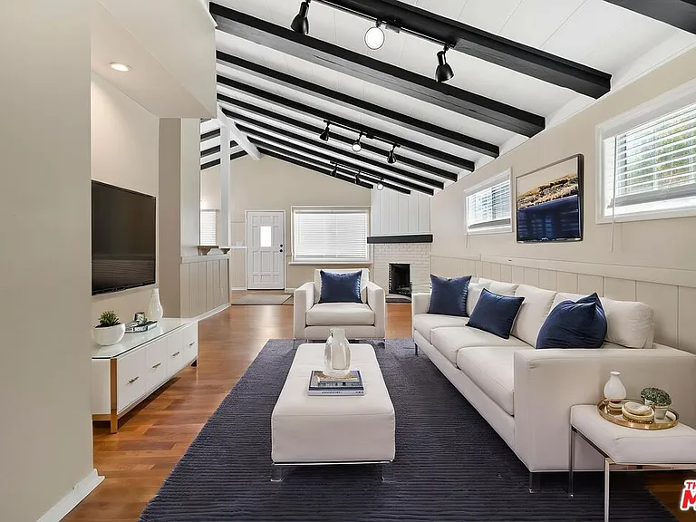 5541 Fallbrook Ave — Photo 33