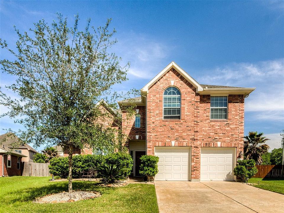 Welcome to this beautiful well landscaped 4br home!