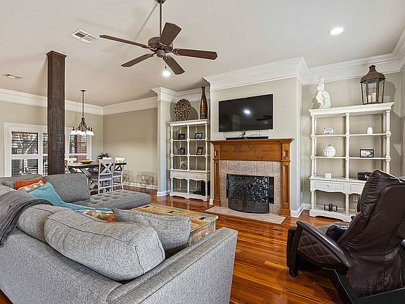 3rd image of 210 Greenhaven Dr