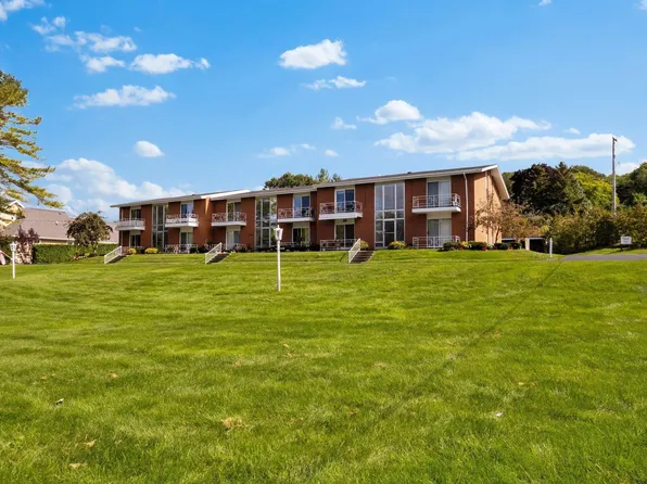 8050 Peninsula Dr #10, Traverse City, MI 49686