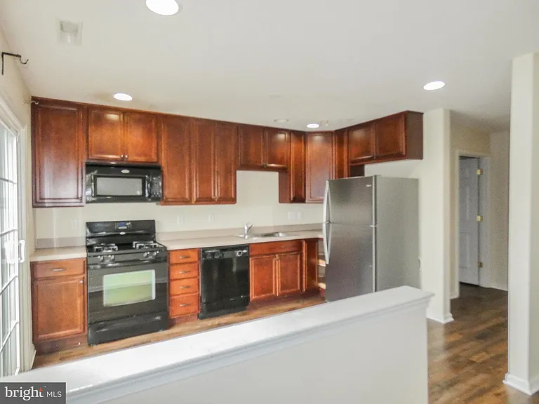2105 Lexington Mews — Photo 12