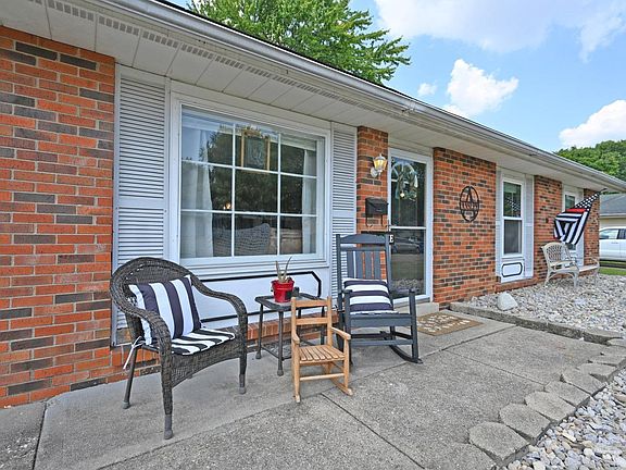 3rd image of 939 Essex Dr