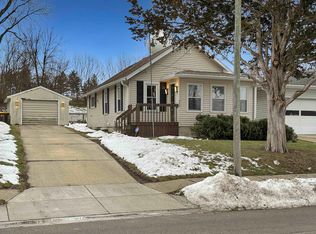 945 W Cleveland St, Freeport, IL 61032