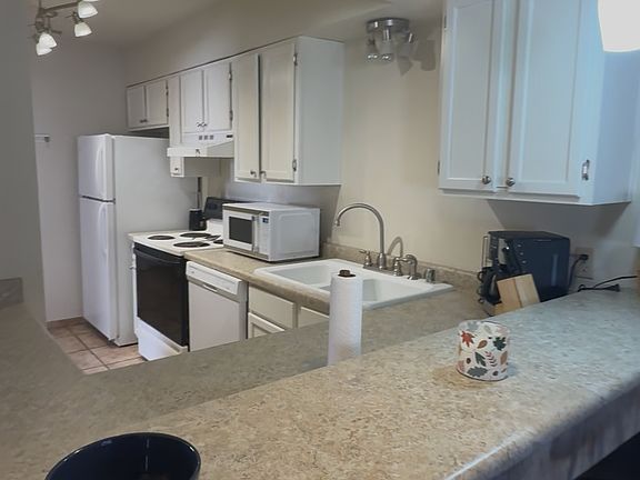 3rd image of 5200 Villa View Dr APT 4B
