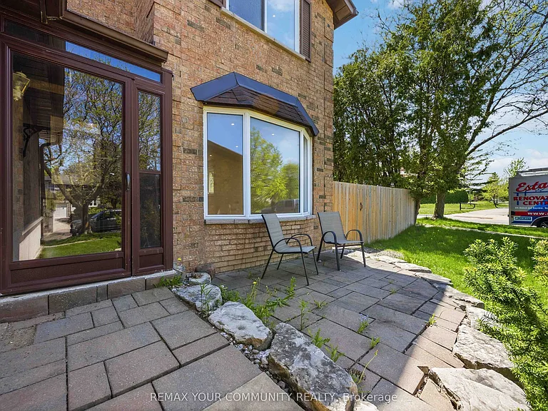 251 Osmond Cres — Photo 4