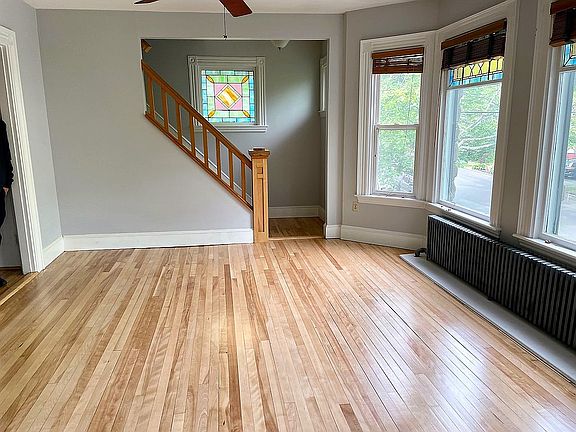 Living room (empty)