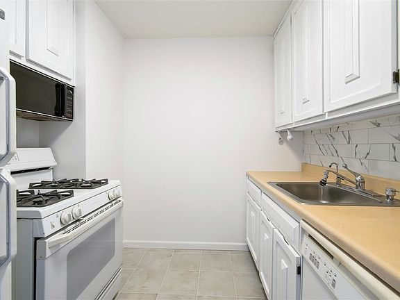 4th image of 2039 Broadway #12L
