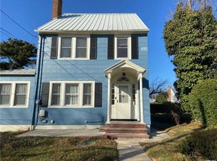 17 Centre Dr, Manhasset, NY 11030