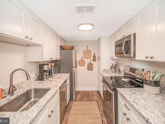 4th image of 2807 Banks Ct