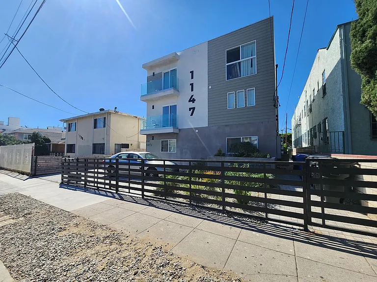 1147 N Kenmore Ave — Photo 23