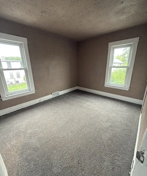 553 Owen St — Photo 18