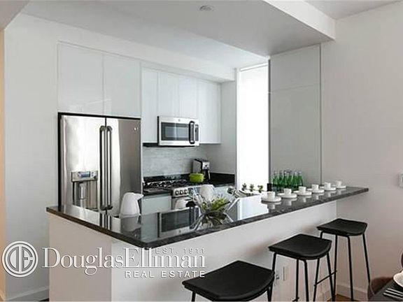 2nd image of 160 W 62nd St APT 15A