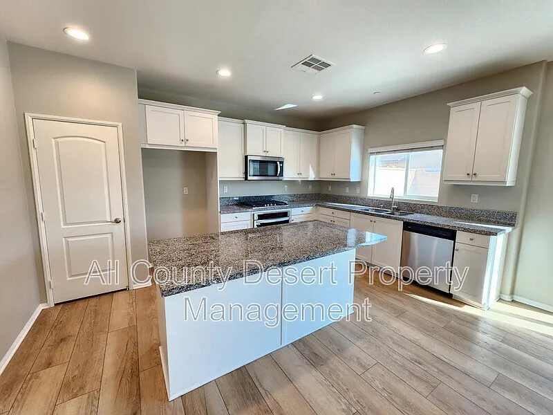 3 bed, 2.5 bath, 2000 sqft, $2,800 — Photo 4