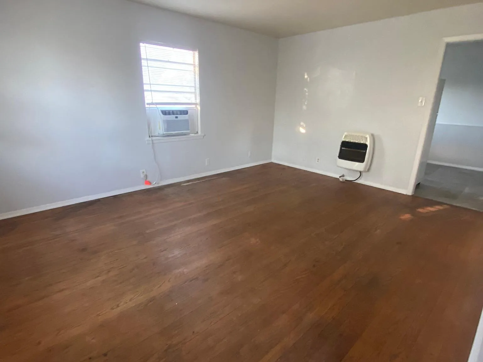 1 bed, 370 sqft, $825 — Photo 2