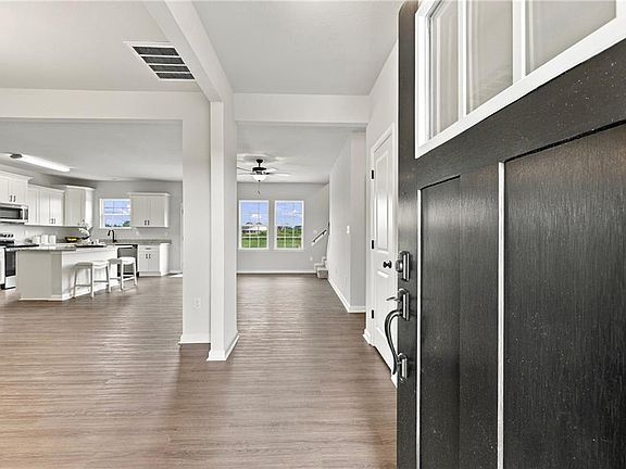 4th image of 208 Halifax Ct