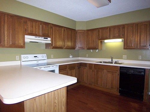 3rd image of 612 Old Farm Ln