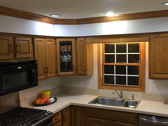 Stainless appliances, plenty of Kraftmaid cabinet space, recessed lighting