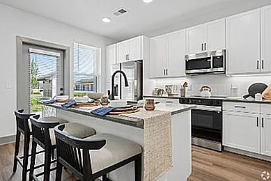 District South Apartments & Townhomes — Photo 2