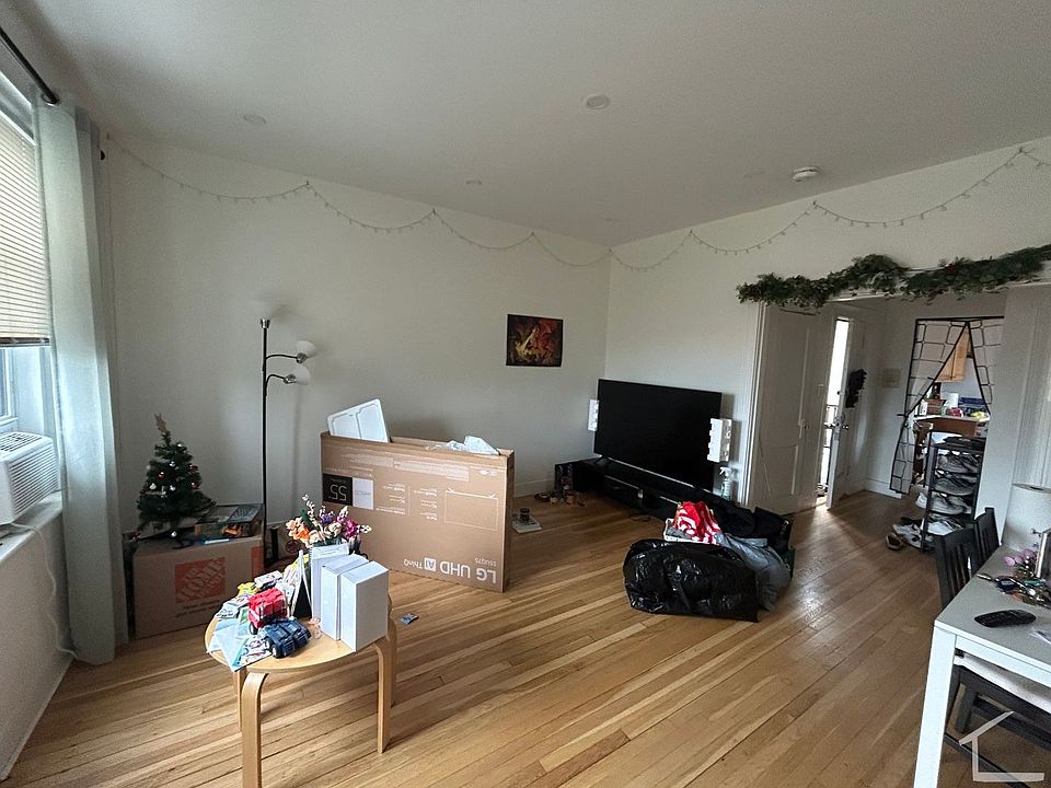 1st image of 27 Mount Hood Rd #9
