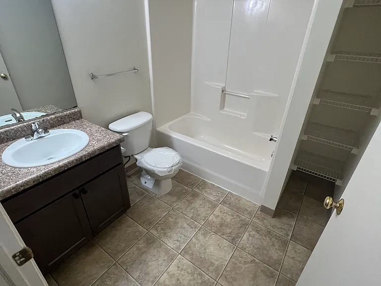 Rosewood Park Apartments — Photo 10