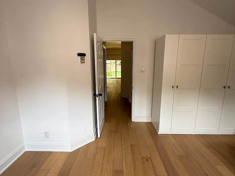 121 Paisley Blvd E — Photo 11