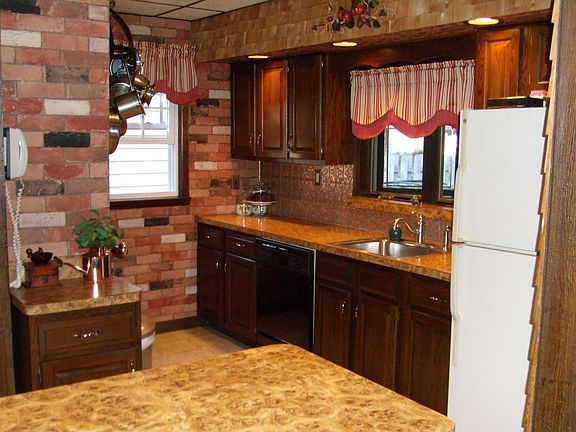 RECENLTY REMOLDED COUNTRY KITCHEN