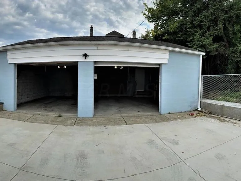 2.5 Car Garage