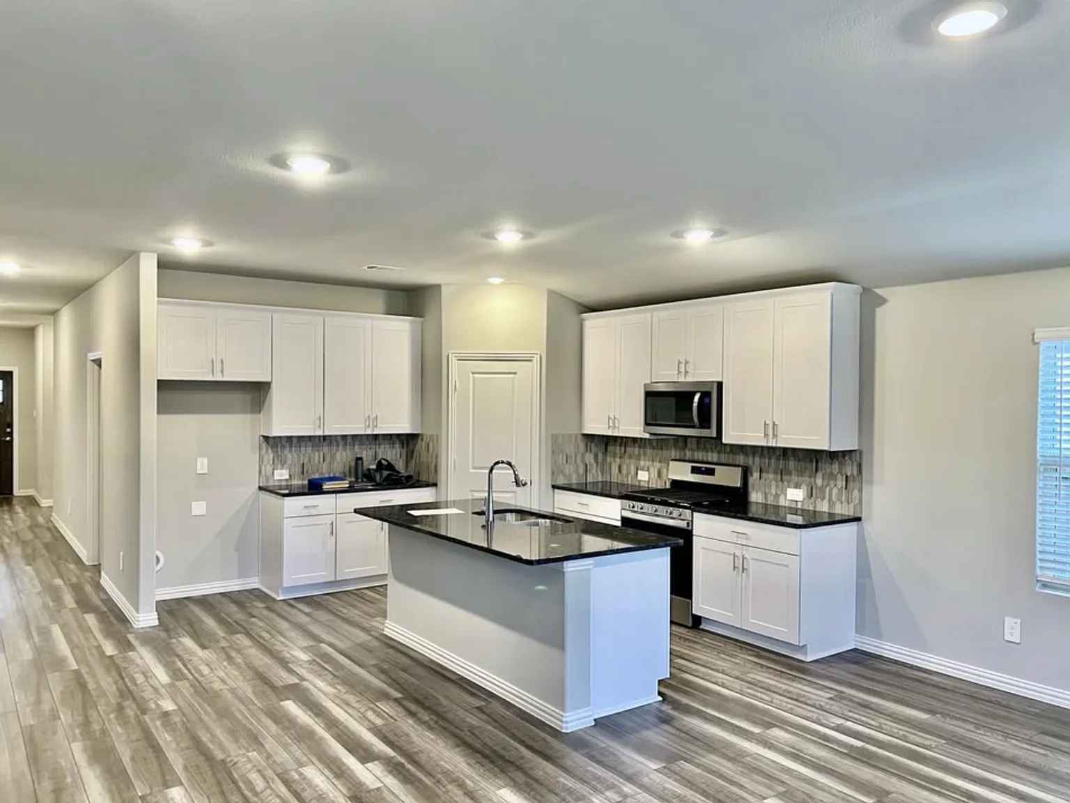 4 bed, 2059 sqft, $2,550 — Photo 2