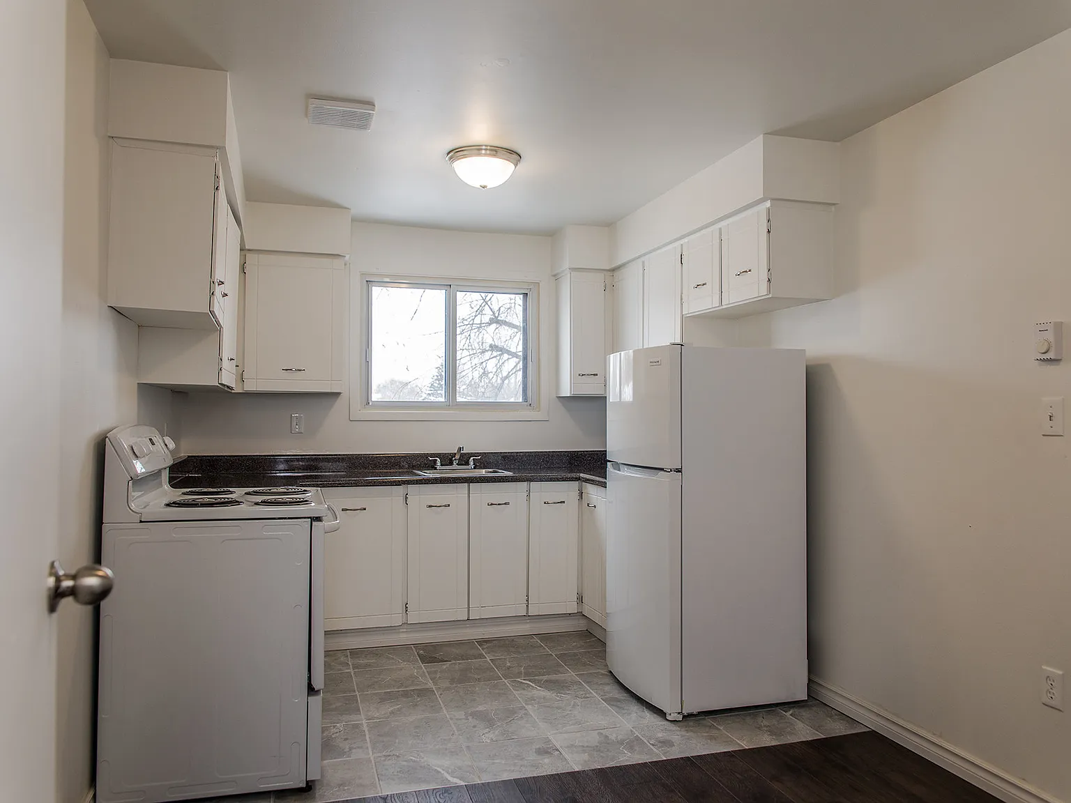 Kensington Manor — Photo 4