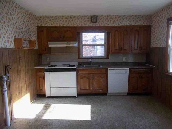 3rd image of 6 Mutillod Ln
