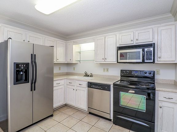 3rd image of 212 Edinburg Way