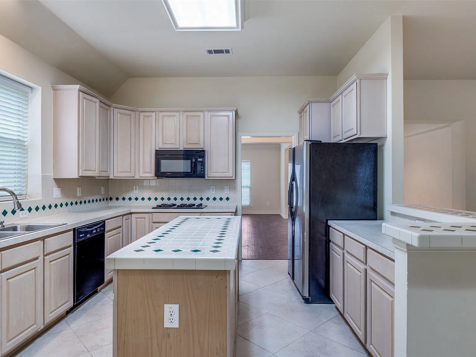 4 bed, 2.0 bath, 2317 sqft, $3,000 — Photo 4