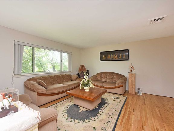 4th image of 915 Cedar Ln