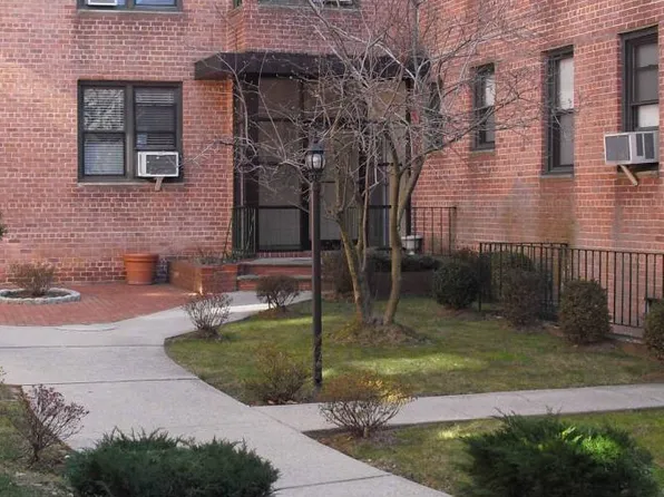 3731 149th St, Flushing, NY 11354