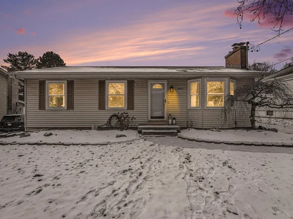 1107 Worcester Dr NE, Grand Rapids, MI 49505