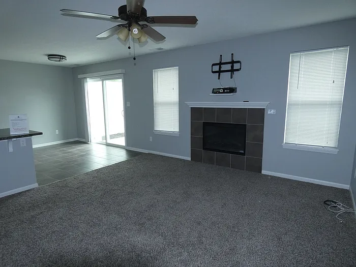 3 bed, 2.5 bath, 1394 sqft, $1,695 — Photo 2