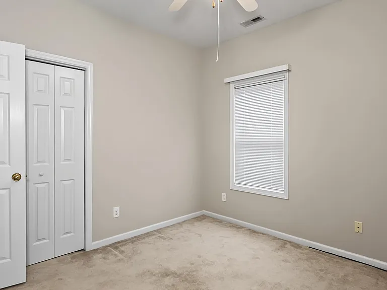 141 Canterbury Dr — Photo 24