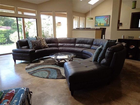4th image of 2700 Marquis Cir W