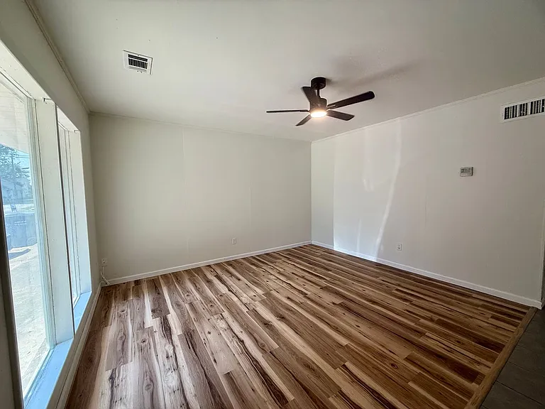 300 Olive St — Photo 2