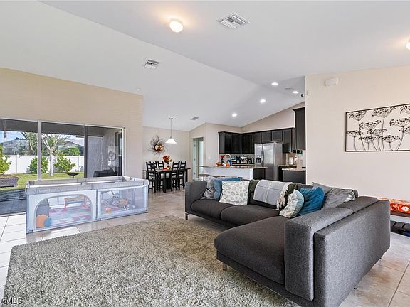 5th image of 625 SW 26th St