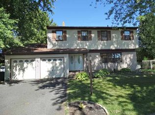91 Taylor Dr, Levittown, PA 19054