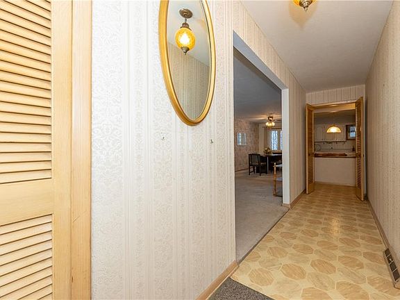 4th image of 857 E Dartmoor Ave