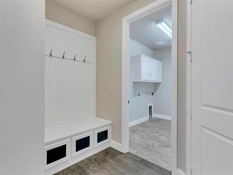 7336 Champagne Dr — Photo 17